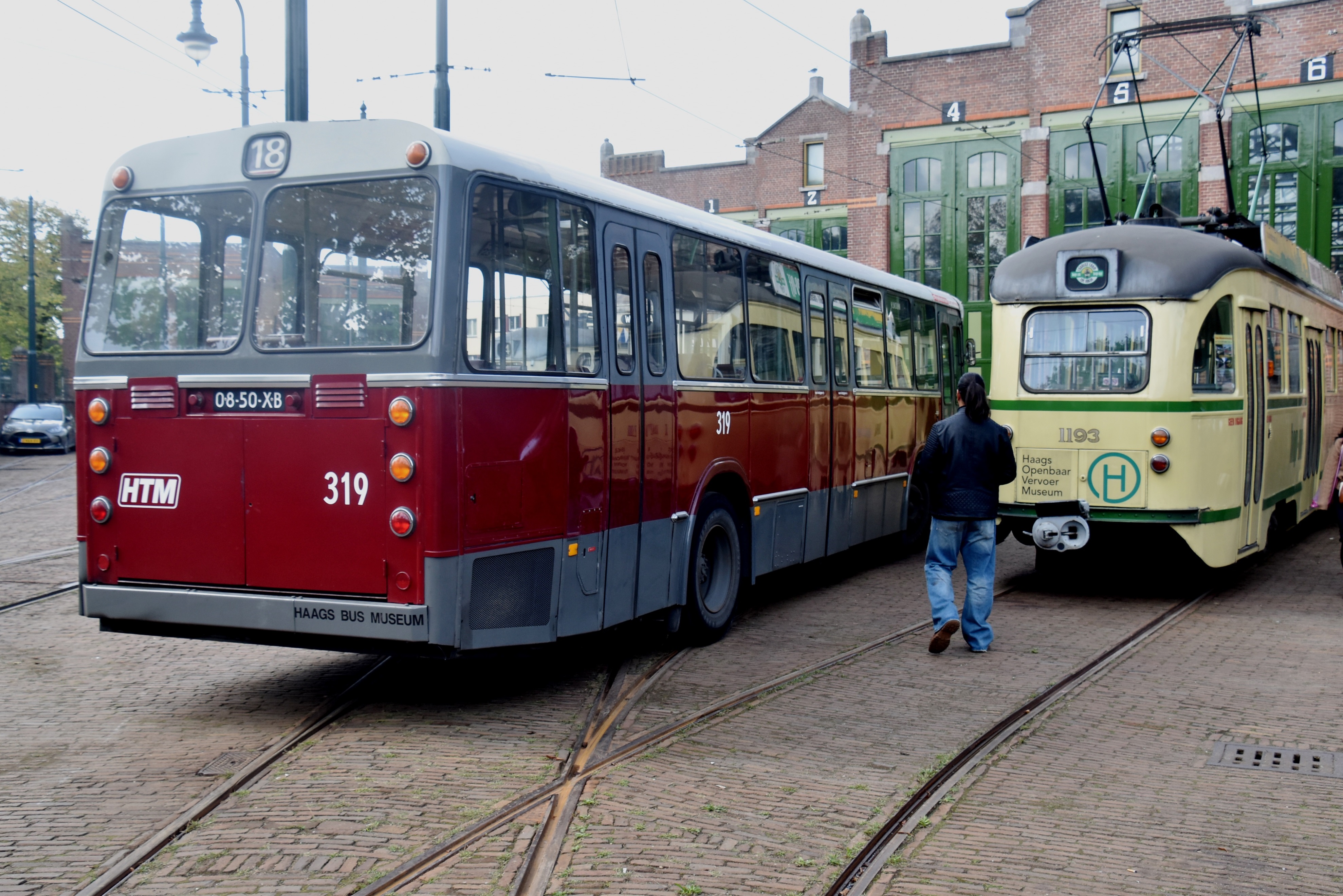 00HOVM 17 Historische bus en Hop on hop off tram