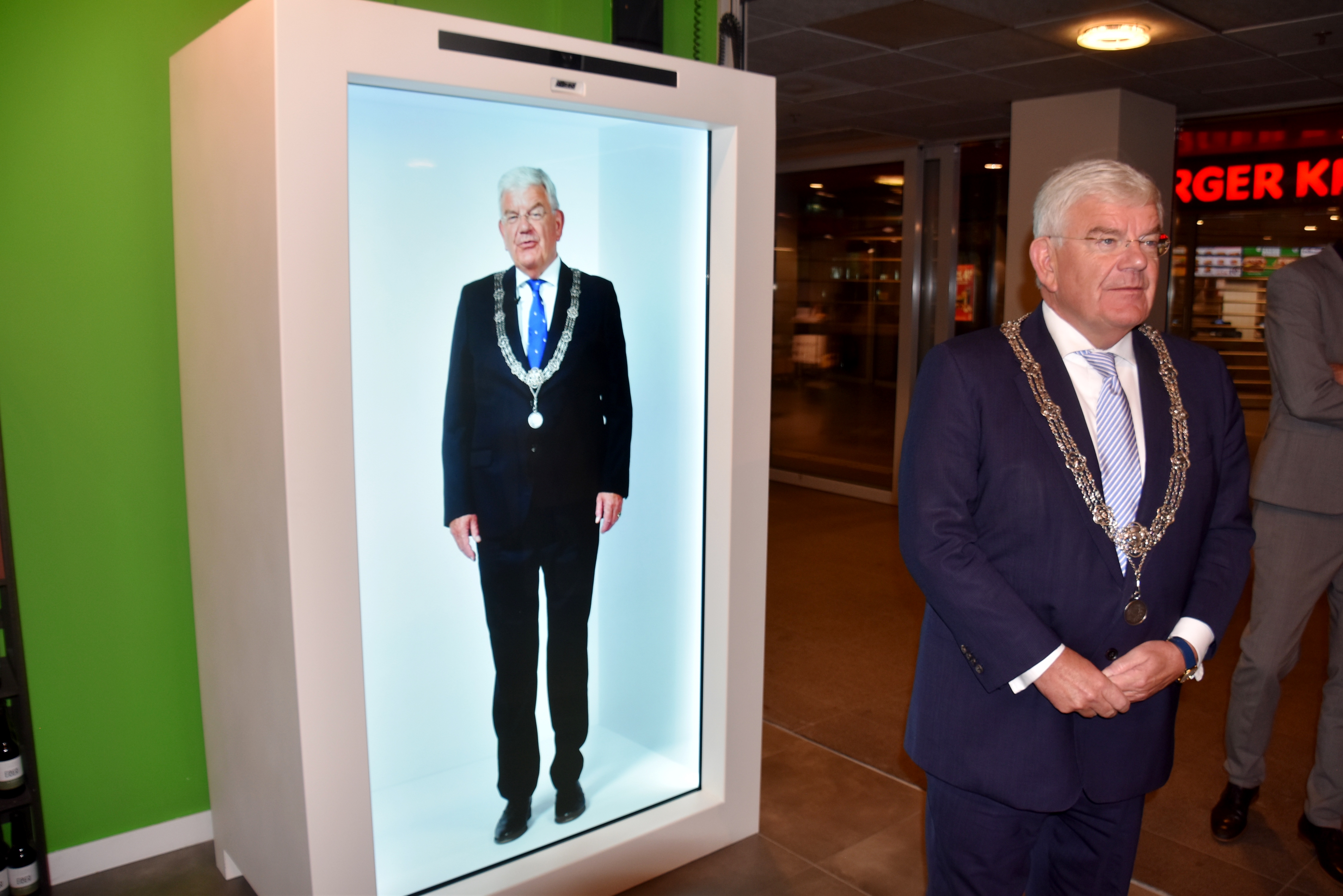 0AHolo 30 De burgemeester bij de holobox
