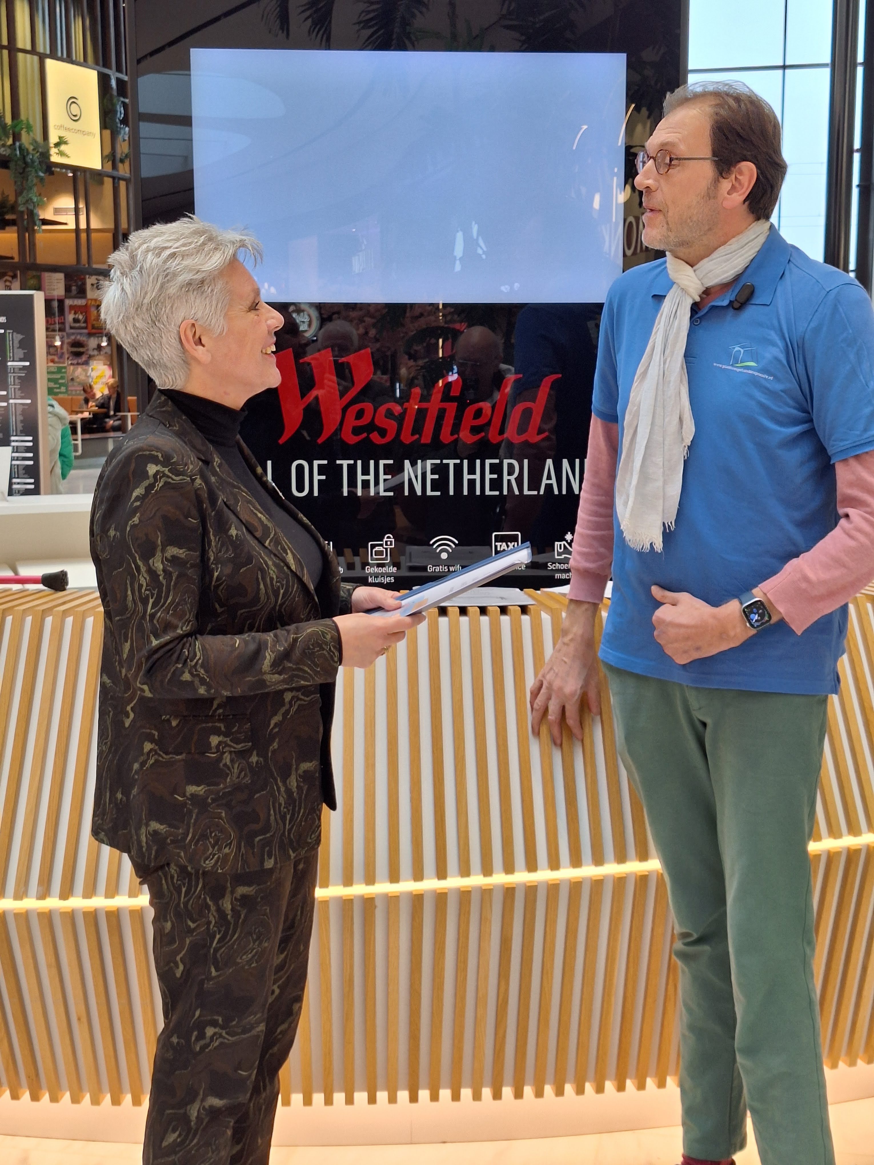 Peter Bracht PGLV biedt rapport aan aan mw. van Delft Mall