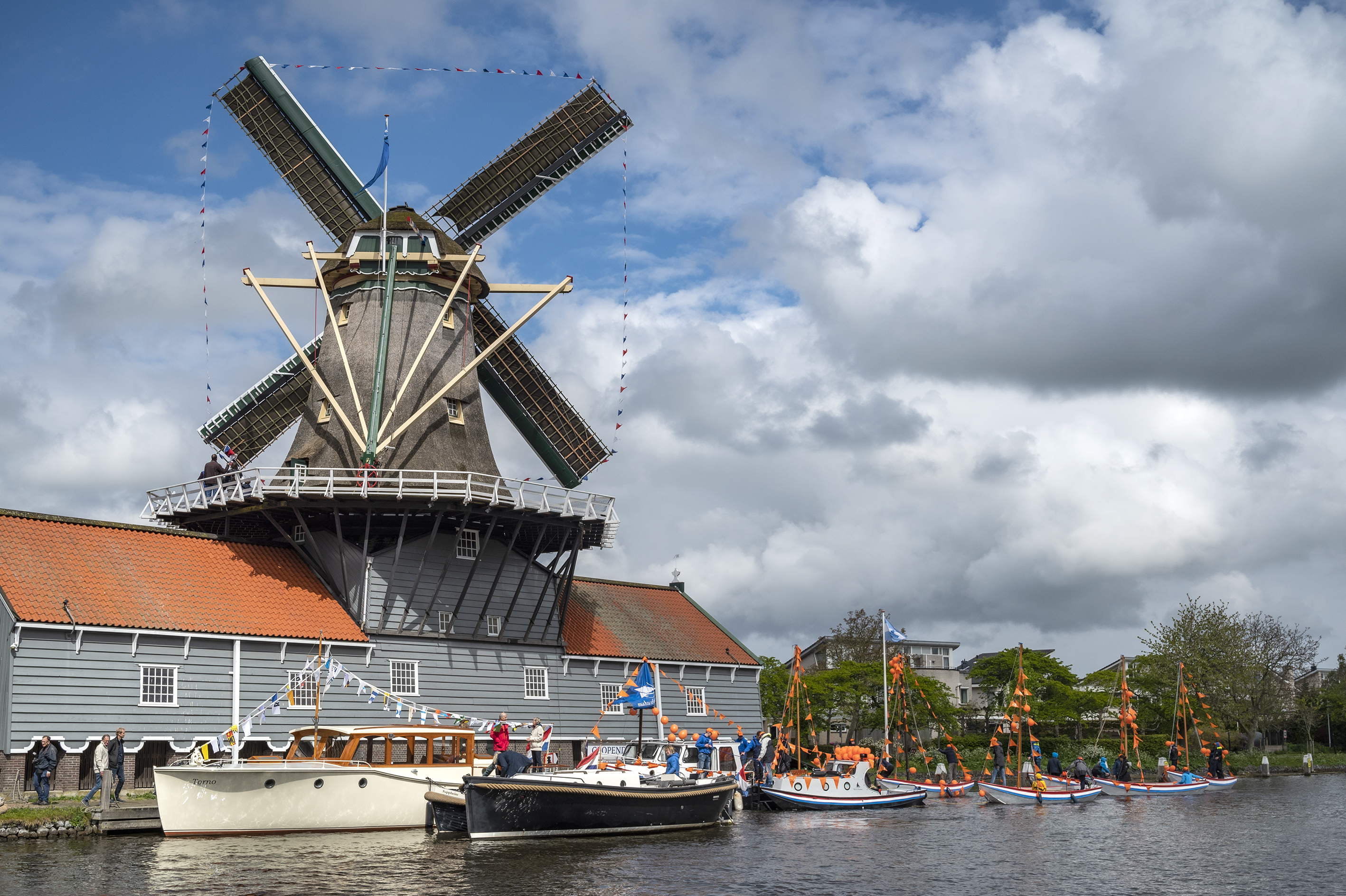 Houtzaagmolen De Salamander   versierde schepen