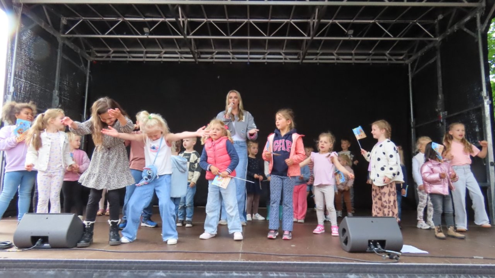 Monique Smit met kinderen