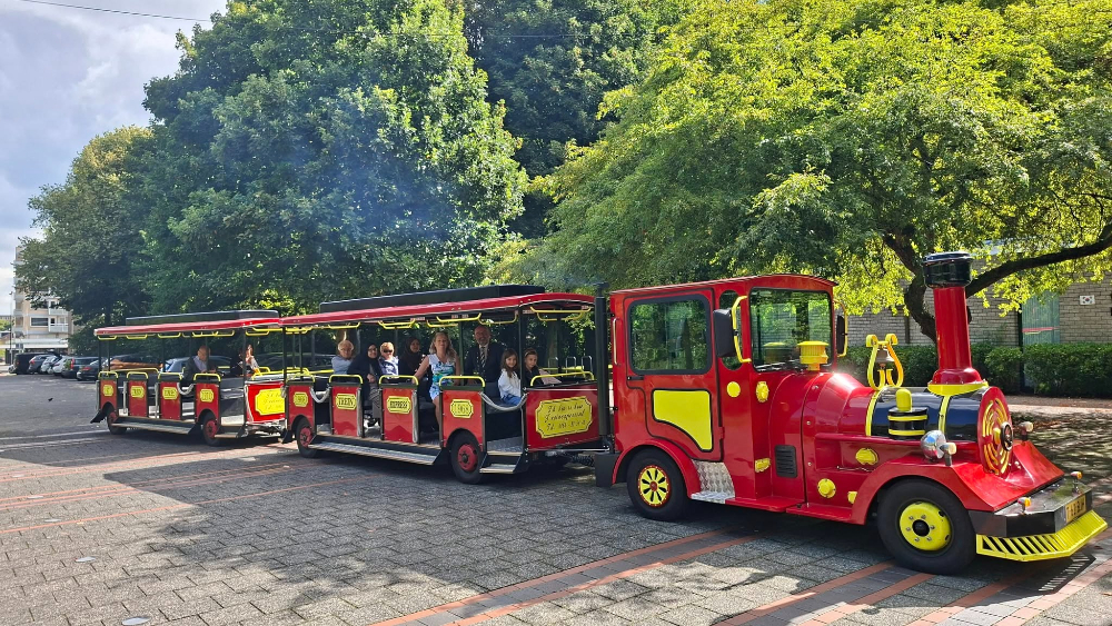 Wereldreis in Noord burgemeester in treintje