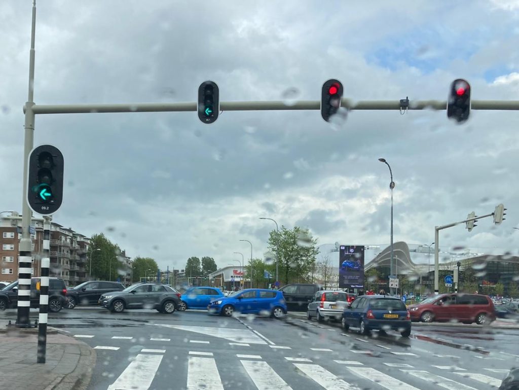 Geblokkeerde kruising Heuvelweg door Mall verkeer 02a 1024x769