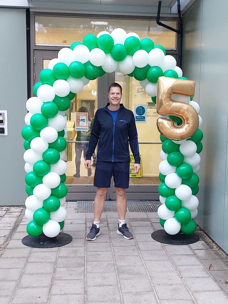 Jaap onder de ballonnenboog