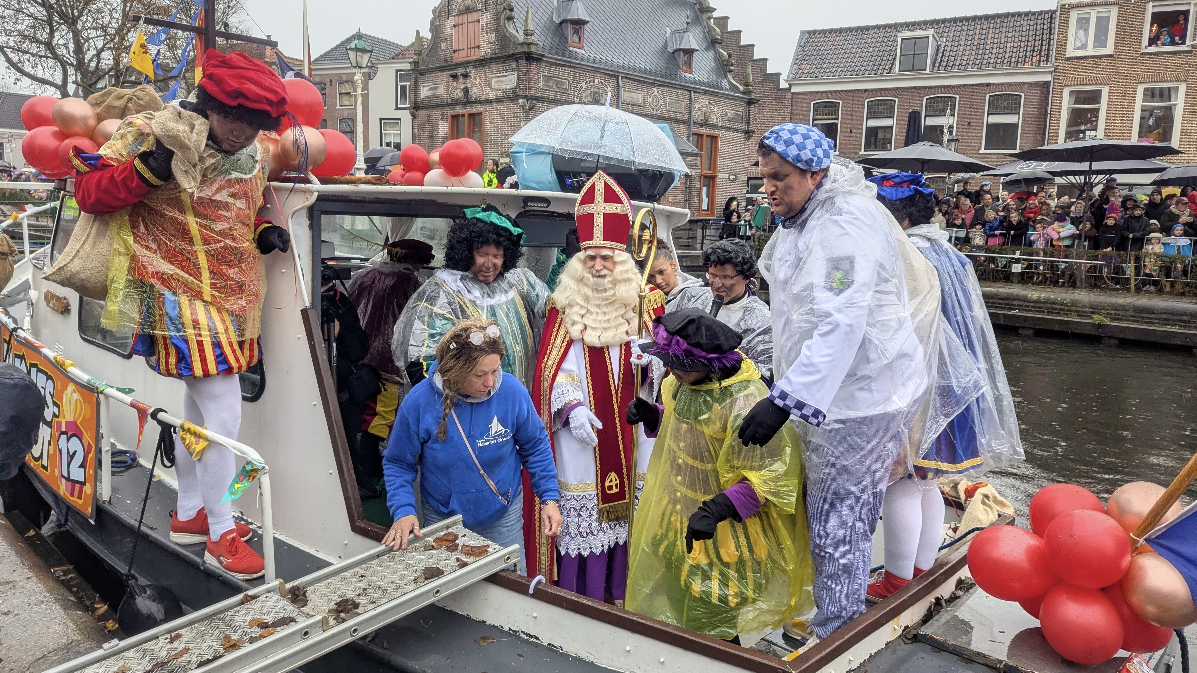 Sinterklaas trotseert regen en sluisproblemen: burgemeester Vroom opgelucht en trots