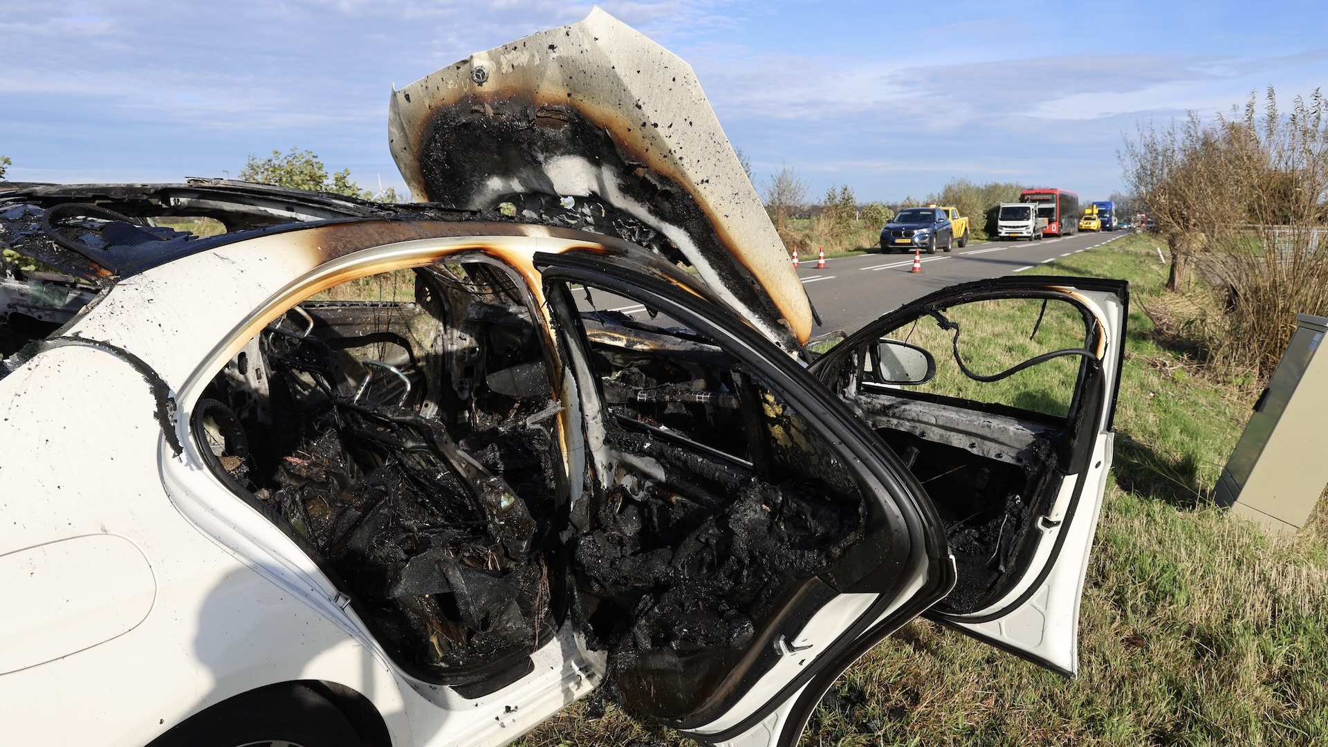 Laatste nieuws uit Leidschendam-Voorburg - Taxi vliegt in brand op N206 tussen Stompwijk en Zoeterwo