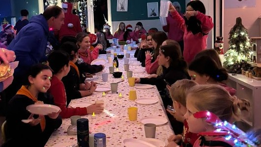 Laatste nieuws uit Leidschendam-Voorburg - Meiden Satoko Kitahara bakken koekjes voor ouderen
