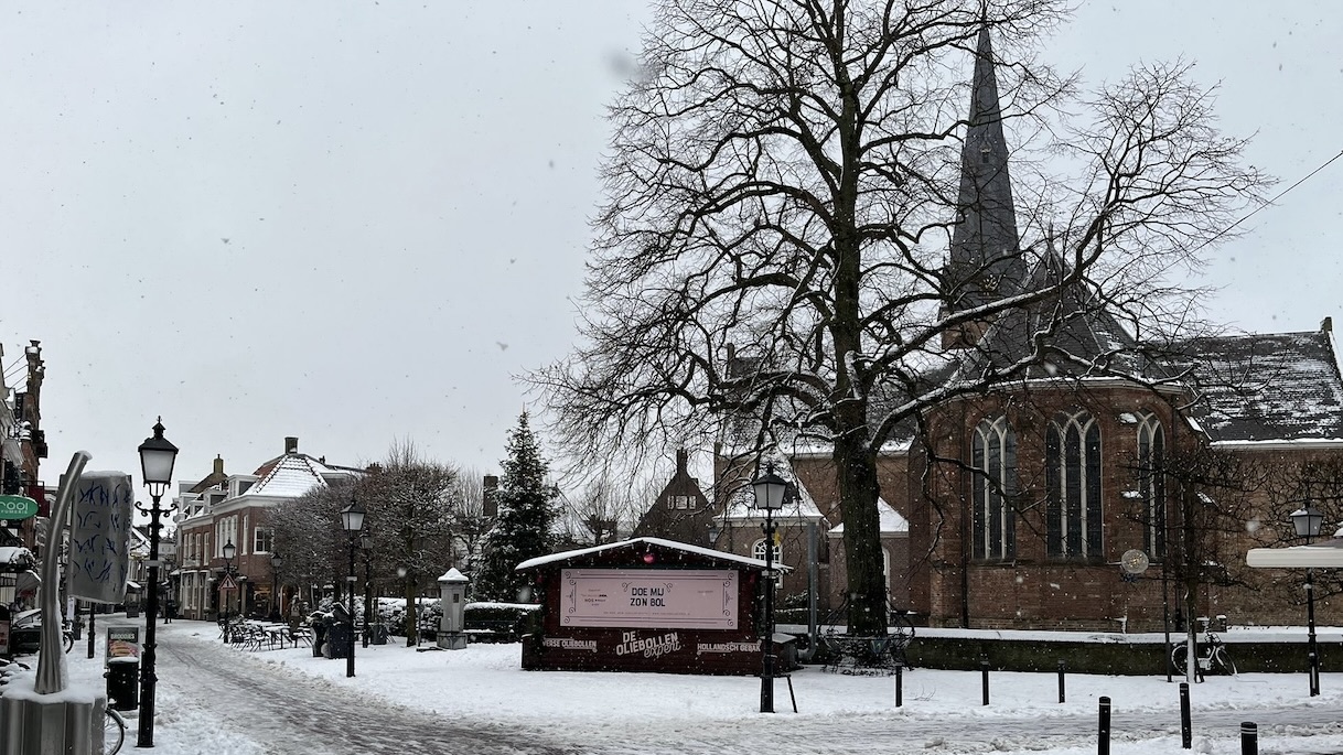 Herenstraat Oude Kerk sneeuw foto Jack