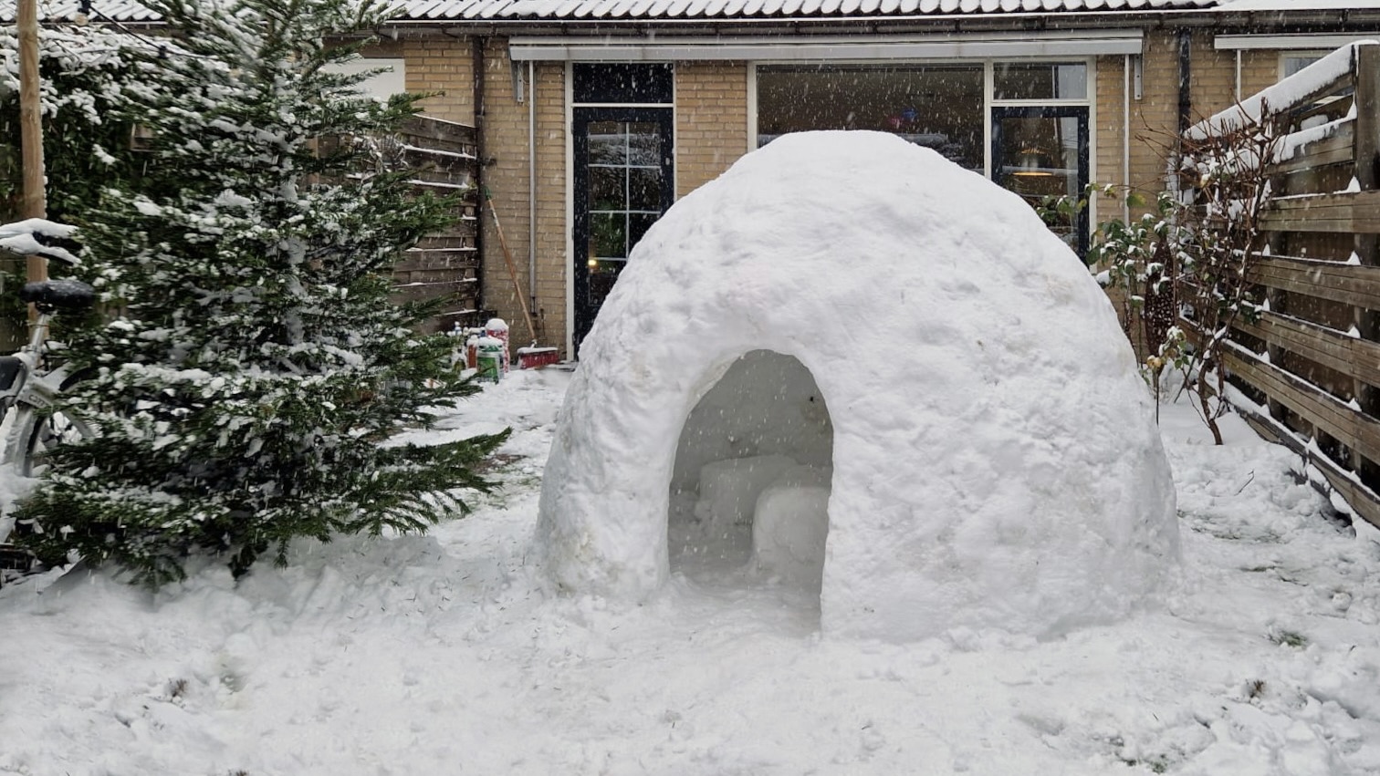 Niet alleen overlast: sneeuw zorgt voor mooie plaatjes én een iglo in Leidschendam
