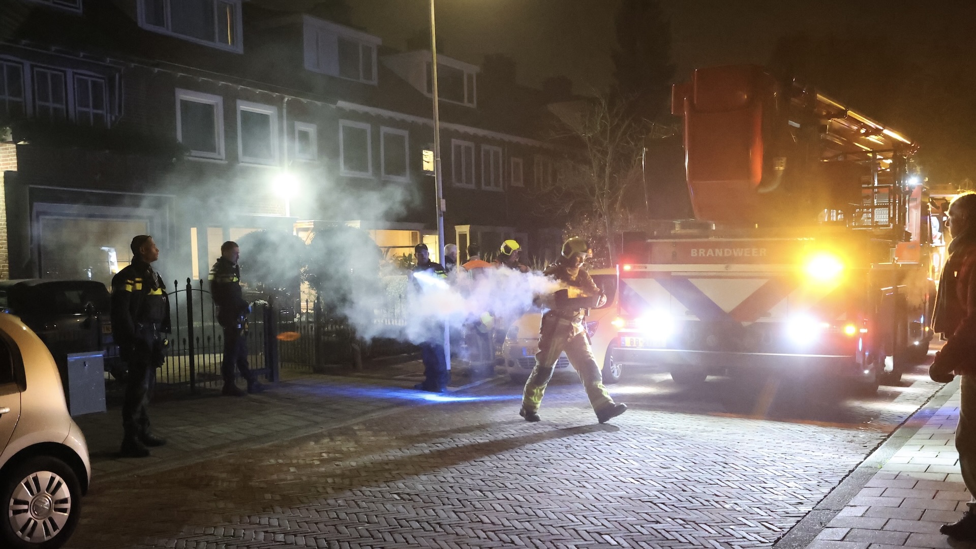 Brandweer rukt uit voor schoorsteenbrand aan Soomerlustplein in Voorburg