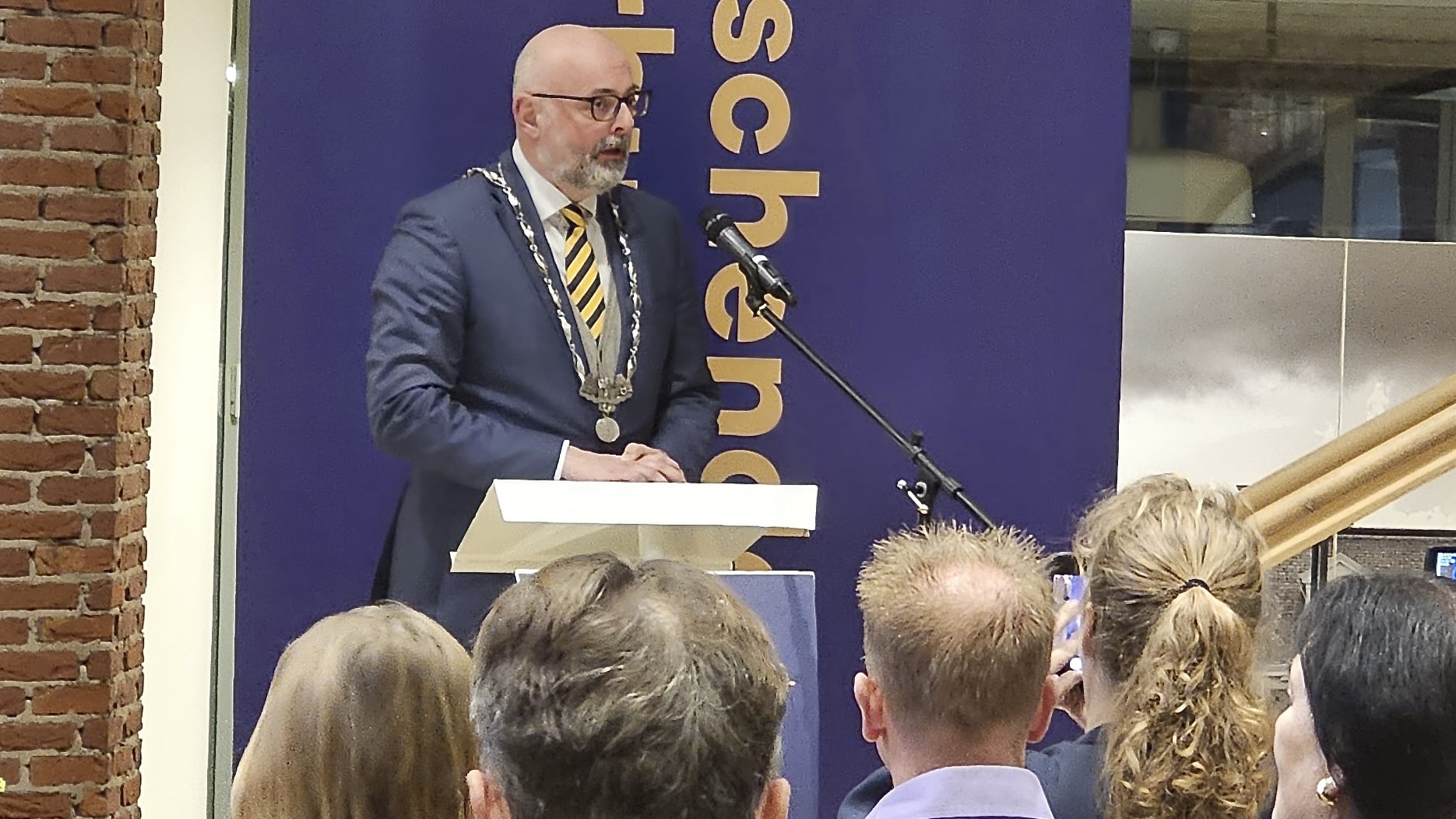 Burgemeester Vroom roept op tot verbinding en weerbaarheid tijdens nieuwjaarsreceptie