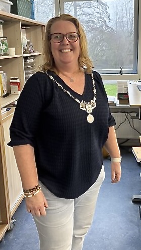 juf Esther met ambtsketting