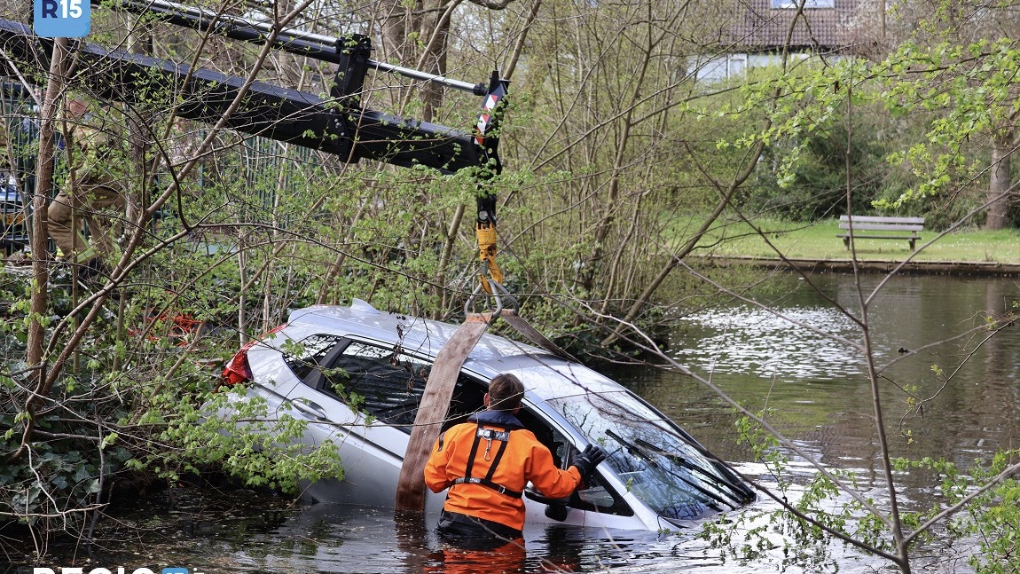 Laatste nieuws uit Leidschendam-Voorburg - Auto te water bij Elzendreef in Voorburg