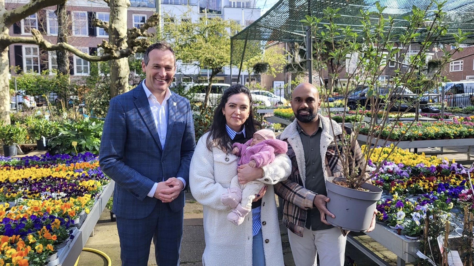 Julia krijgt eerste geboorteboompje van Leidschendam-Voorburg
