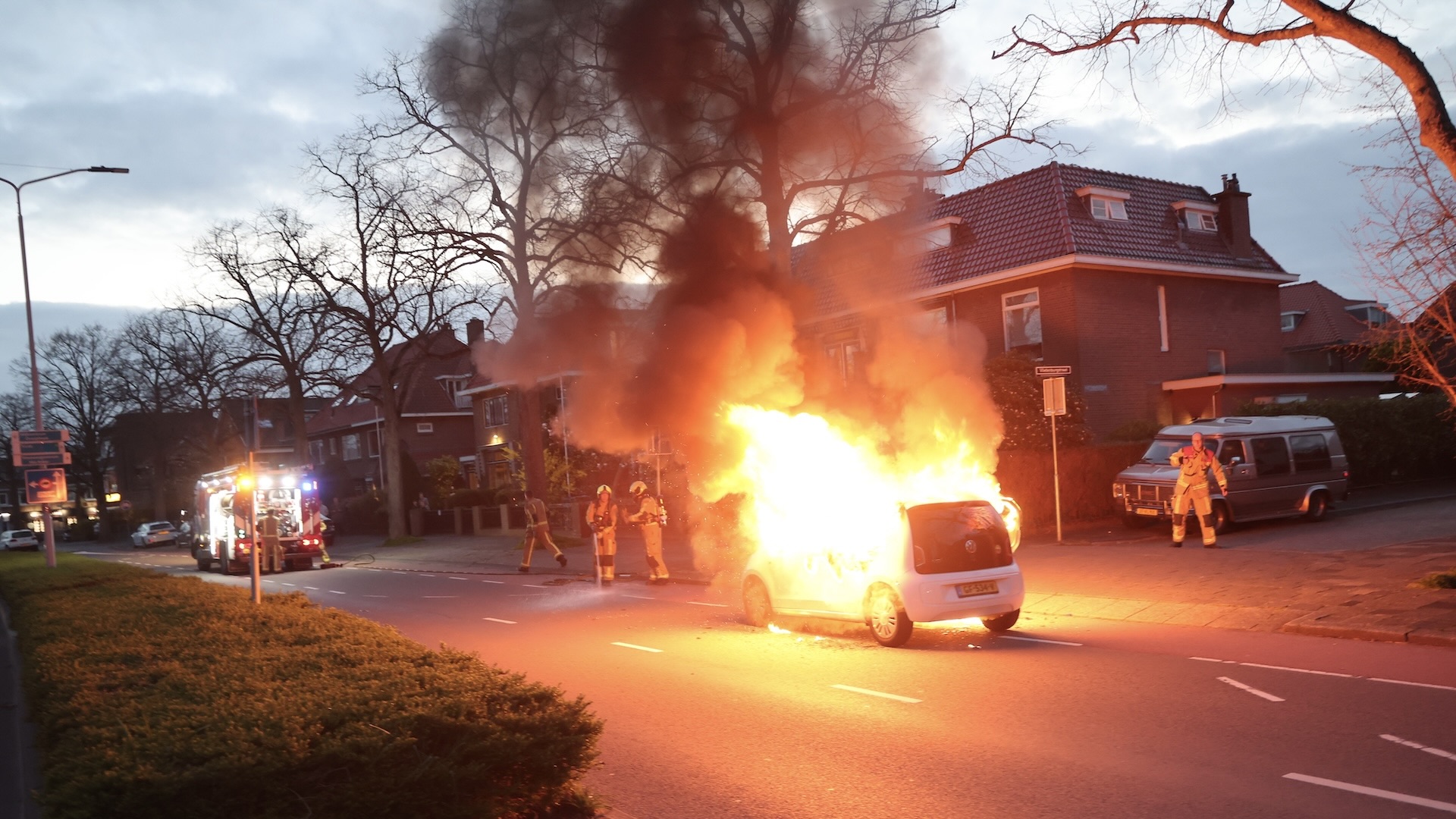 Laatste nieuws uit Leidschendam-Voorburg - Auto vliegt in brand op Parkweg in Voorburg