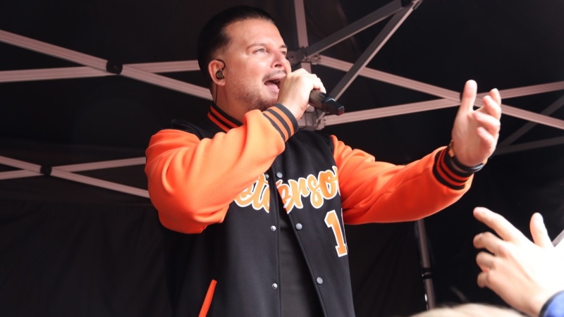 Mike Peterson zingt