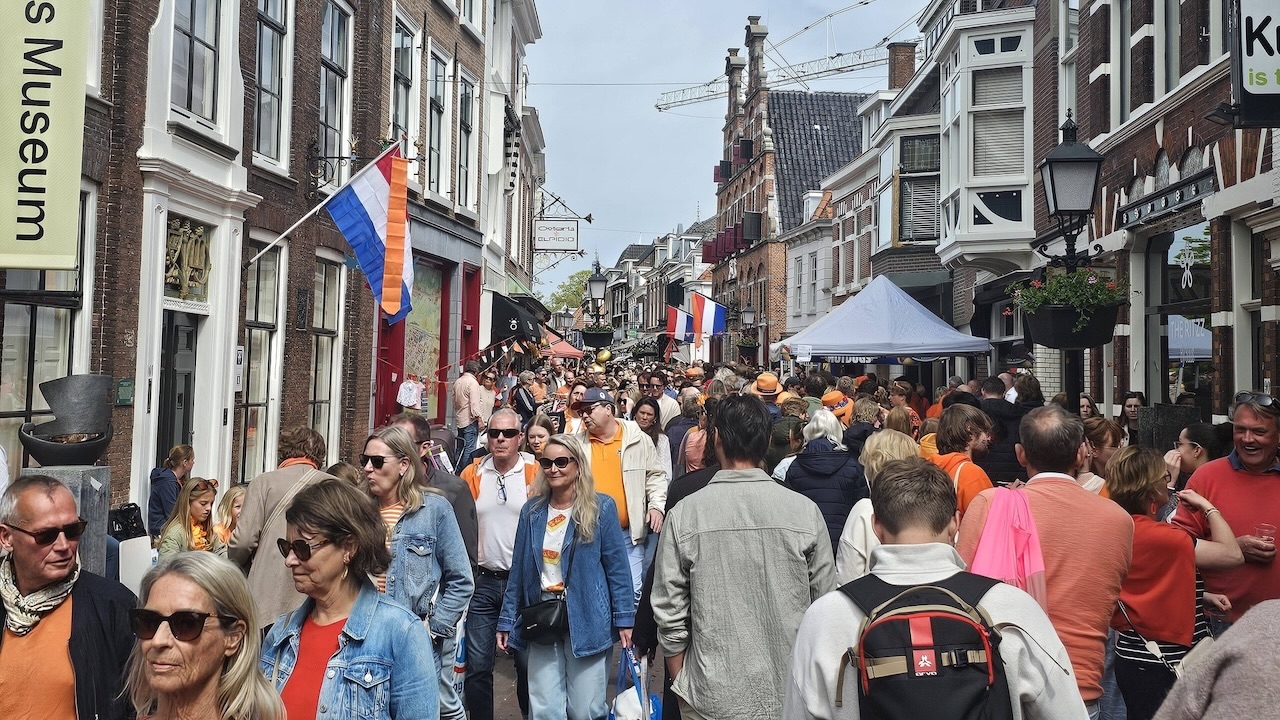 Koningsdag in Voorburg: aubade, gezellige drukte en 17.000 tompoezen in Huygenskwartier