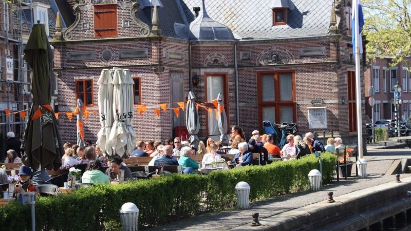 Gezelligheid aan het  sluisje van Leidschendam