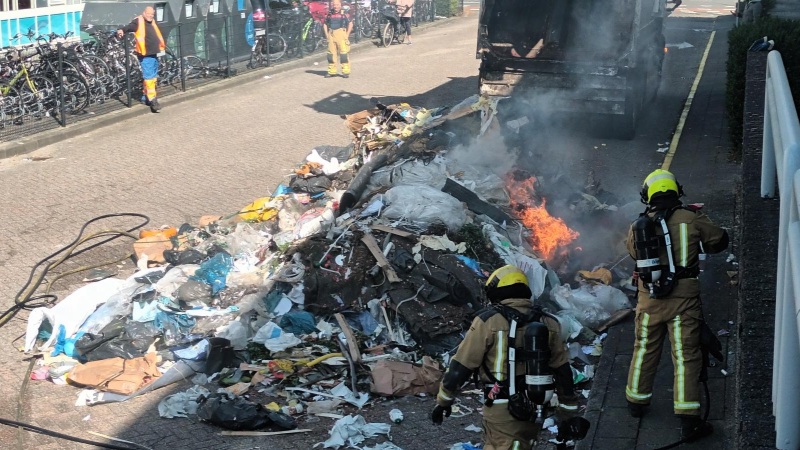 brand blussen in de vuilnisberg op straat nabij Bedrijvenverzamelgebouw op Overgoo