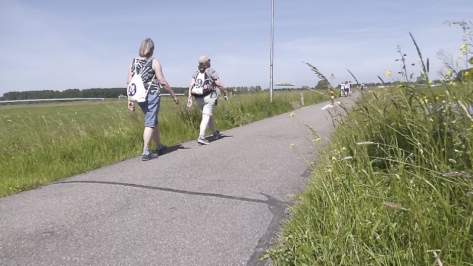 Wandelaars genieten van zon en polder tijdens Rondom Stompwijk (video)