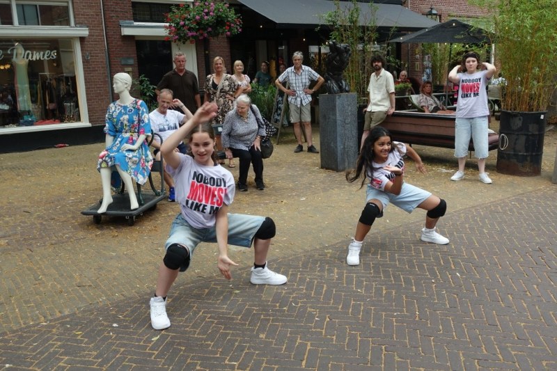 DSC01639 KUNSTRONDE dansende kinderenApdeHeusNOG KLEINER
