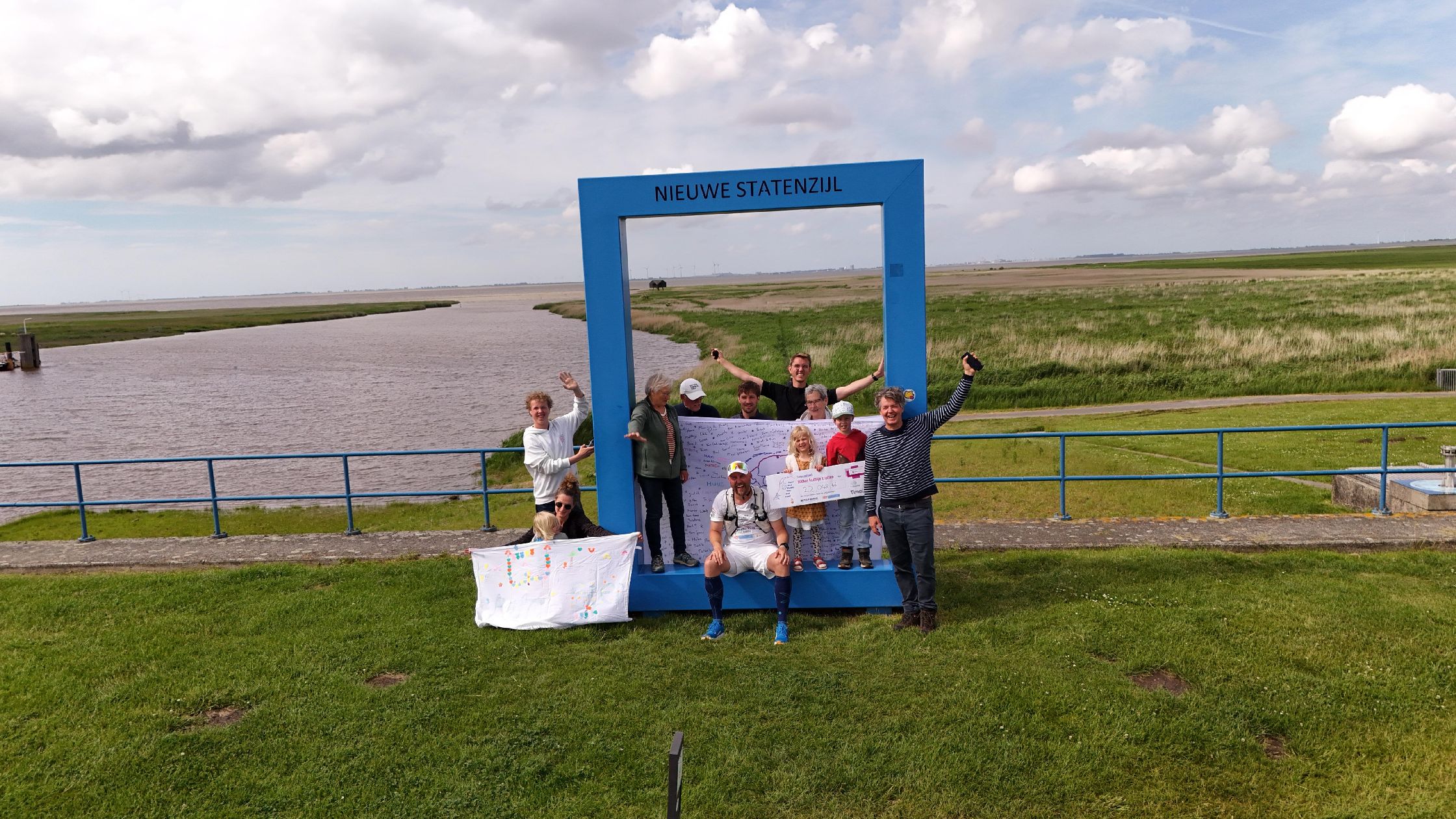 Jurgen uit Voorburg voltooit solo-triatlon en haalt 30.000 euro op voor speeltuin