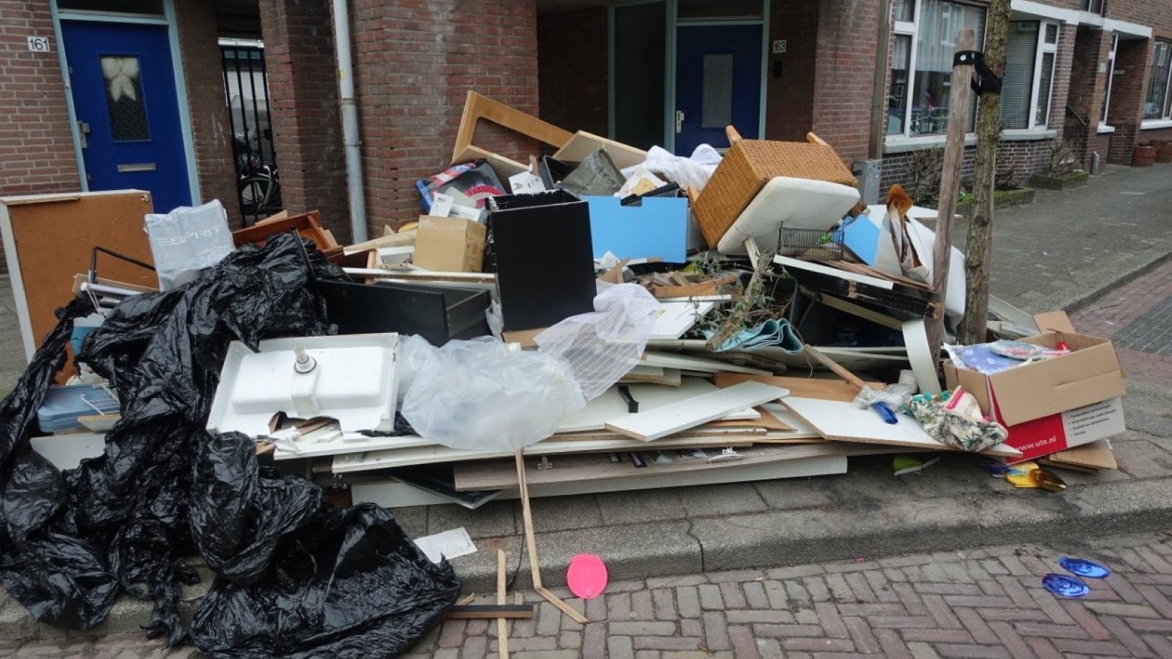 Laatste nieuws uit Leidschendam-Voorburg - Ergernis over bergen grofvuil op straat