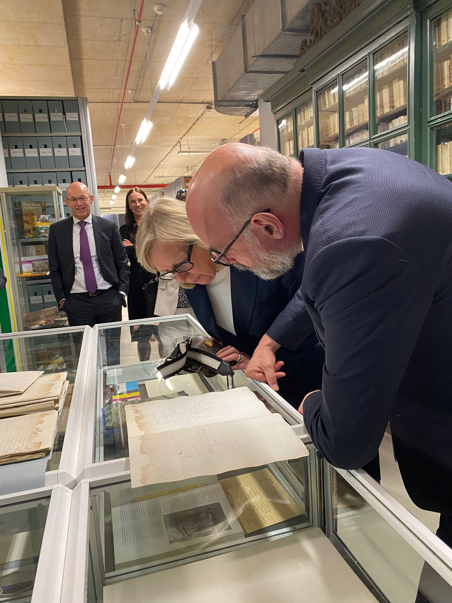 Burgemeester boezoekt het arhief